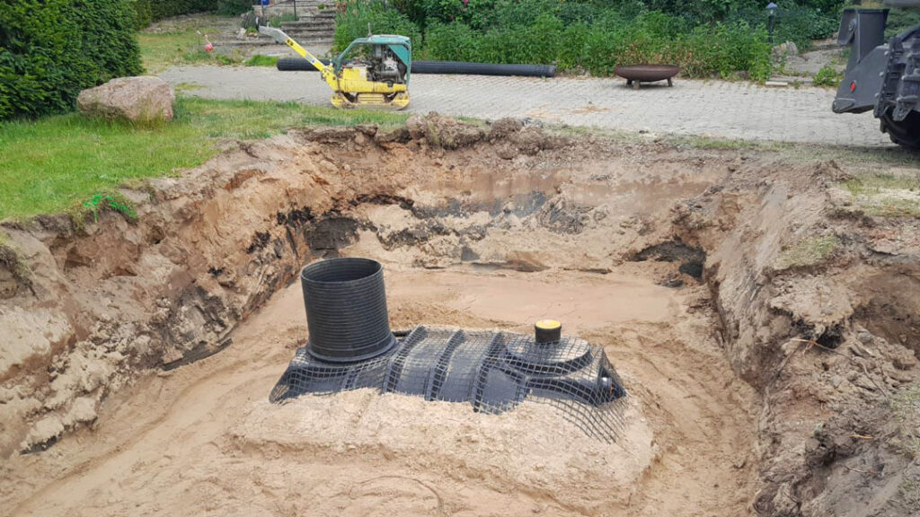 Fachgerechter Einbau einer Kleinkläranlage im Erdbau durch die Bleck GmbH – Zertifizierte Abwassertechnik für das Wendland.