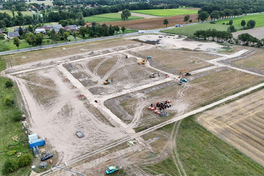 Luftaufnahme der Erschließung des Neubaugebiets Zieleitz II durch die Bleck GmbH – Umfassender Tiefbau und Kanalbau für über 30 Grundstücke.