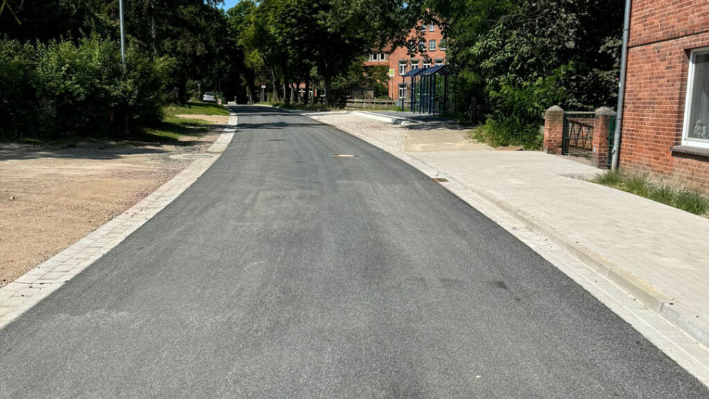 Professioneller Straßenbau und Asphaltierungsarbeiten im Wendland durch die Bleck GmbH – Meisterbetrieb aus Dannenberg.
