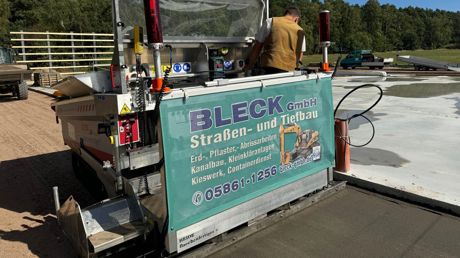 Moderner Flächenfertiger der Bleck GmbH bei Präzisionsarbeiten – Spezialgerät für den Straßen- und Tiefbau im Landkreis Lüchow-Dannenberg